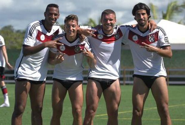 
                <strong>Mode-Traum beim DFB</strong><br>
                Ein echter Hingucker, unsere DFB-Jungs. "Me and my bros after training", lässt Lukas Podolski die Twitter-Gemeinde nach dem Training wissen. 
              