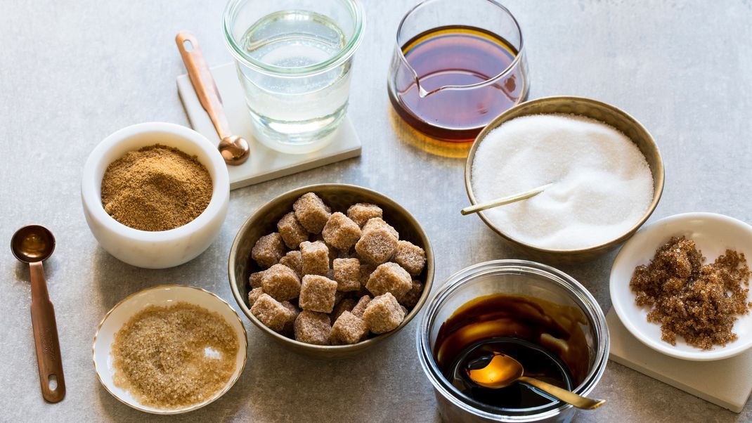 Als Ersatz für Haushaltszucker kannst du auf viele Naturprodukte zurückgreifen, etwa auf Honig, Kokosblütenzucker, Ahornsirup oder Agavendicksaft.