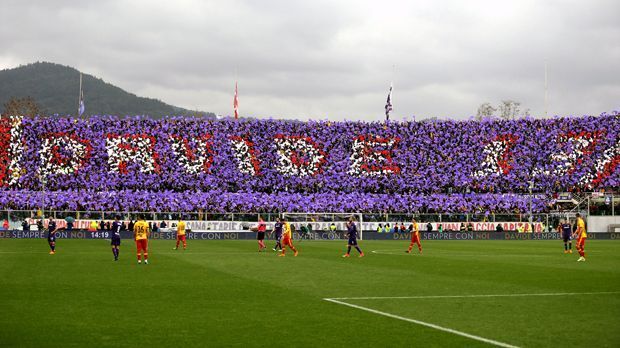 
                <strong>Verabschiedung vom verstorbenen Ex-Kapitän Astori in Florenz</strong><br>
                Im mit 47.000 Zuschauern ausverkauften Stadion gibt es eine beeindruckende Choregraphie in Gedenken an Davide Astori.
              