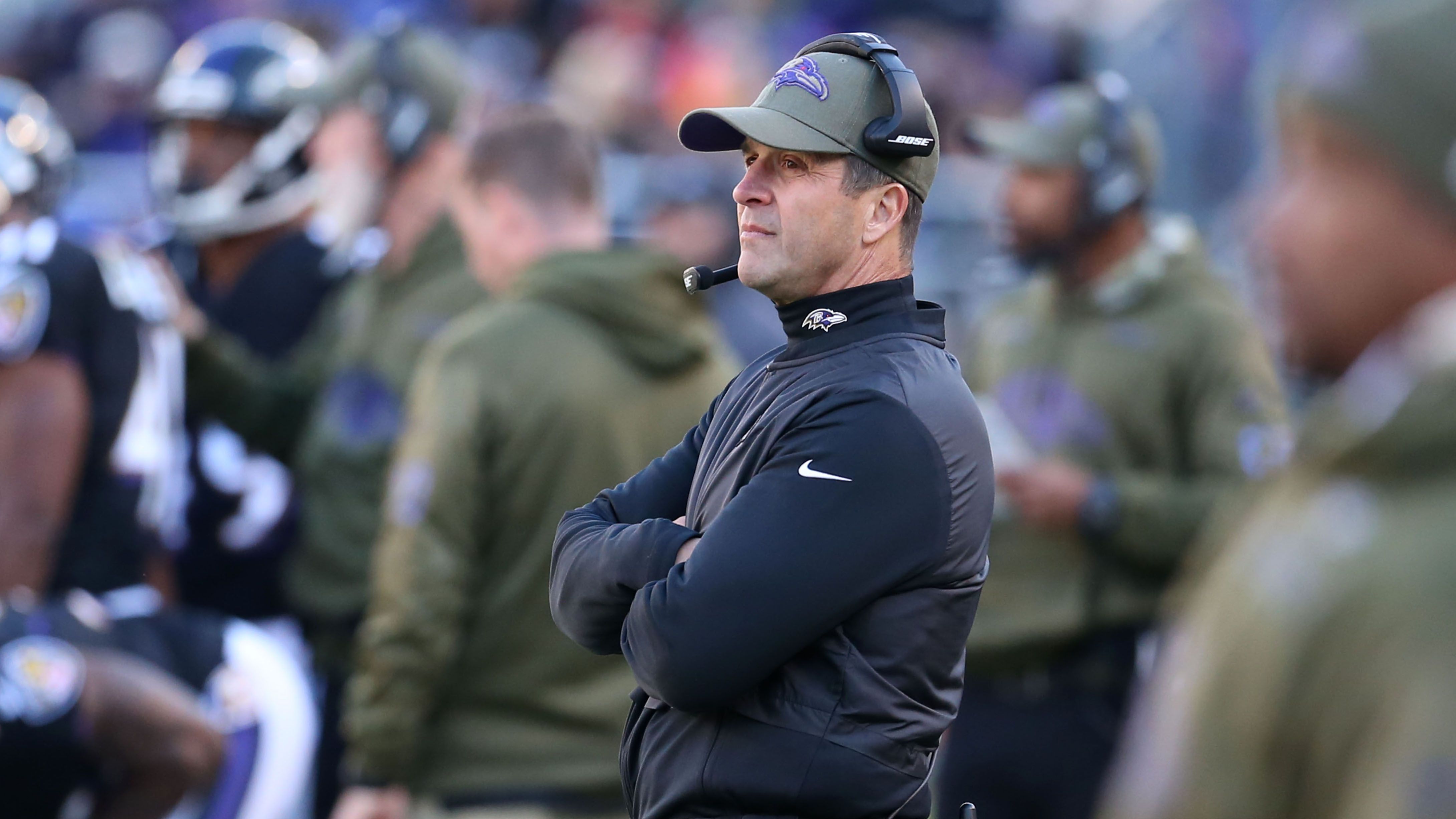 
                <strong>Verlierer: Baltimore Ravens</strong><br>
                Für Baltimores Head Coach John Harbaugh ging es gegen die Pittsburgh Steelers nicht nur um einen Sieg, sondern potentiell auch um seinen Job, das hatte NFL-Insider Ian Rapoport vor der Partie berichtet. Die Do-or-Die-Situation befreite bei seinem Team aber nicht die nötigen Energien. Am Ende verloren die Ravens 16:23. Nach einem guten Start mit einer Bilanz von 4-2 war es der dritte Tiefschlag in Folge. Die Ravens verabschieden sich nun erst einmal in die Bye-Week. Die Frage ist, ob Harbaugh in knapp zwei Wochen, wenn es zu den Cincinnati Bengals geht, noch der verantwortliche Trainer ist.
              