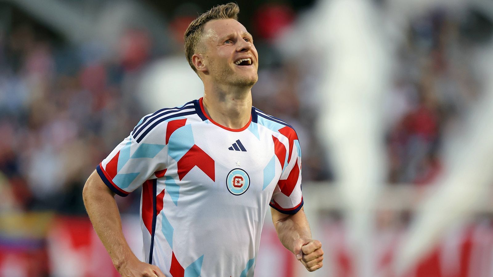 <strong>Fabian Herbers (Rechtsaußen - CF Montreal)</strong> <br>Herbers ist schon eine lange Zeit in den USA. 2013 verließ er den VfL Rhede und wurde immer wieder rund um die MLS verliehen. 2018 fand er mit Chicago Fire seine längste Station. Vor der aktuellen Saison ging es für ihn weiter nach Montreal, Kanada (a,0uch Teil der MLS). Durch den Podcast "Gemischtes Hack" fand er <a href="https://www.ran.de/sports/fussball/bundesliga/videos/fussballgott-dank-gemischtes-hack-podcast-entfacht-hype-um-herbers">hierzulande auch größere Bekanntheit</a>.