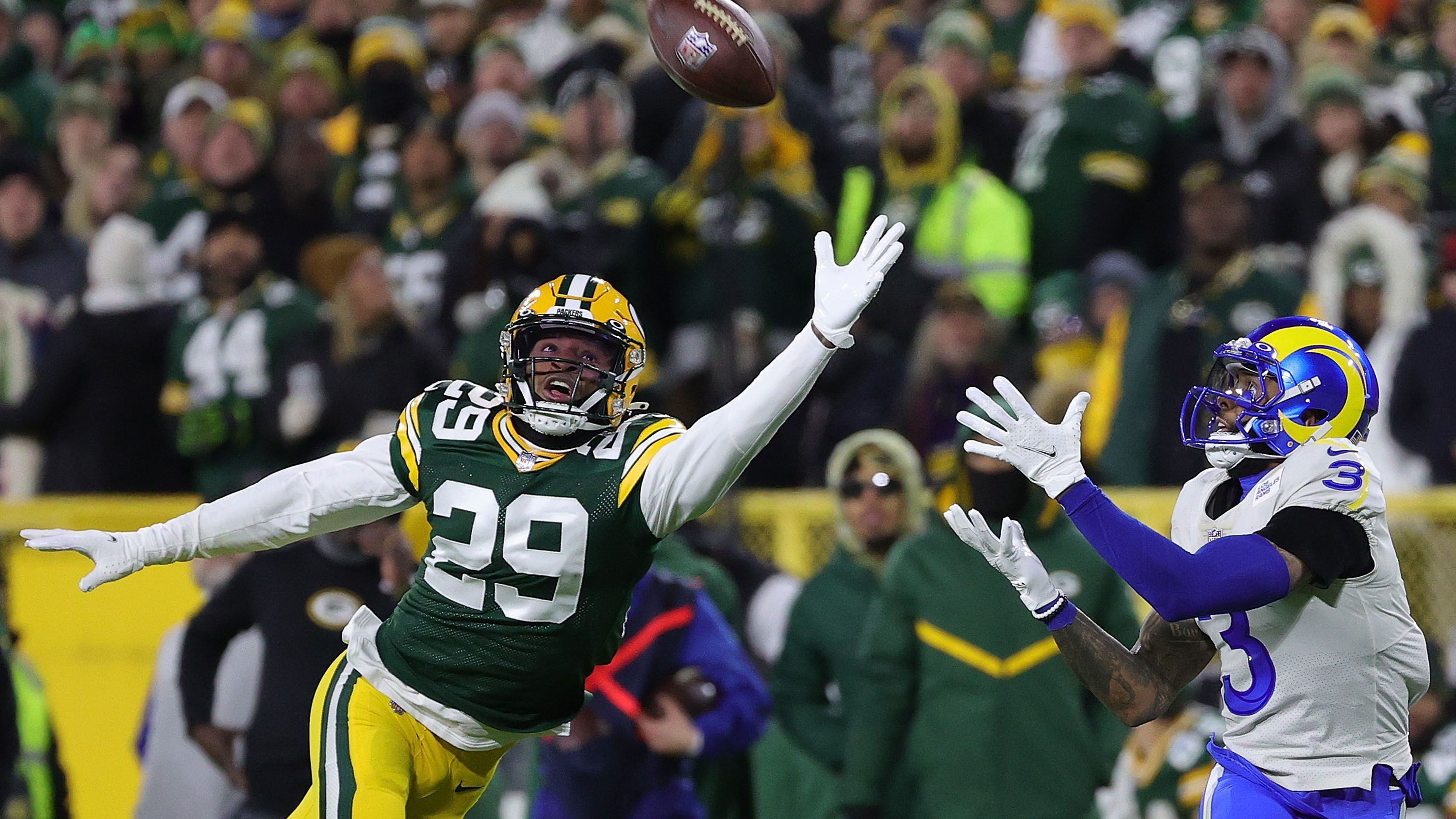 
                <strong>NFC North: Green Bay Packers (9-3) - Die Schwächen</strong><br>
                Während die Defense seit mehreren Wochen Spitzenleistungen abliefert, wird die Secondary bei vereinzelten Anhängern der Cheeseheads immer noch für Kopfschmerzen sorgen. Star-Verteidiger Jaire Alexander fehlt seit Oktober verletzungsbedingt, was gerade in engen und wichtigen Spielen den Unterschied ausmachen könnte. Gehen die Gegner der Packers tief, findet das Ei meistens ein passendes Ziel. Mit Rasul Douglas (li.) und Eric Stokes verfügt Green Bay allerdings über zwei junge und talentierte Cornerbacks, die dieser Entwicklung langsam aber sicher entgegenwirken. -Prognose: Mit einem starken Rodgers und einer soliden Defense ist für Green Bay dieses Jahr alles drin. Vielleicht die stärkste Mannschaft in der NFC.
              
