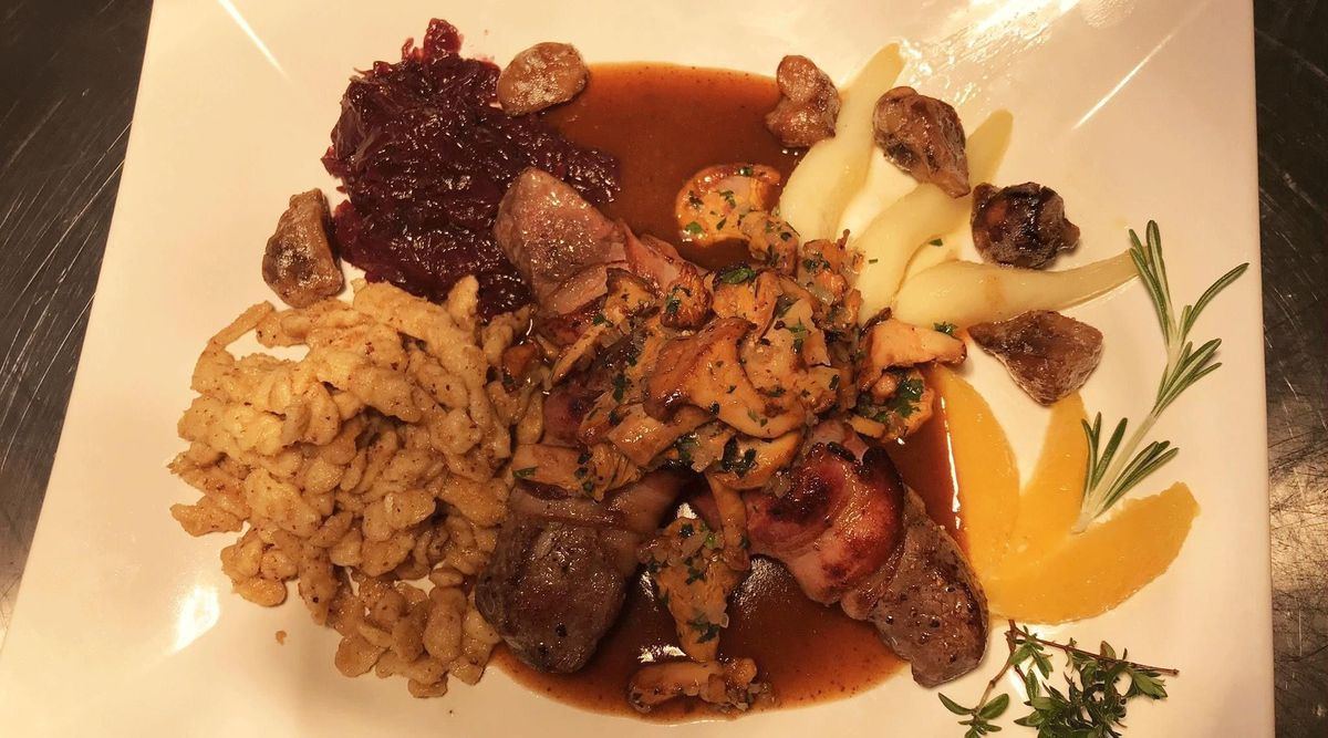 Hirschkalbsmedaillons in Cranberry-Preiselbeerjus