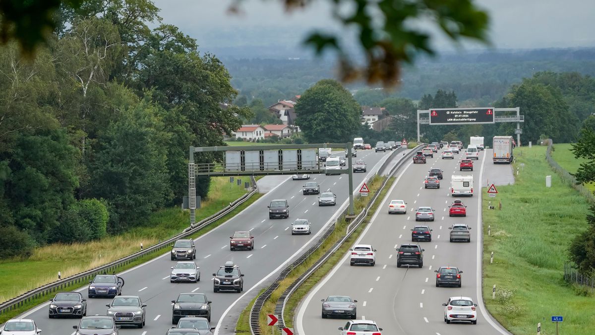 Stockender Verkehr auf der Autobahn A8 München-Salzburg zwischen Bad Aibling und dem Irschenberg.