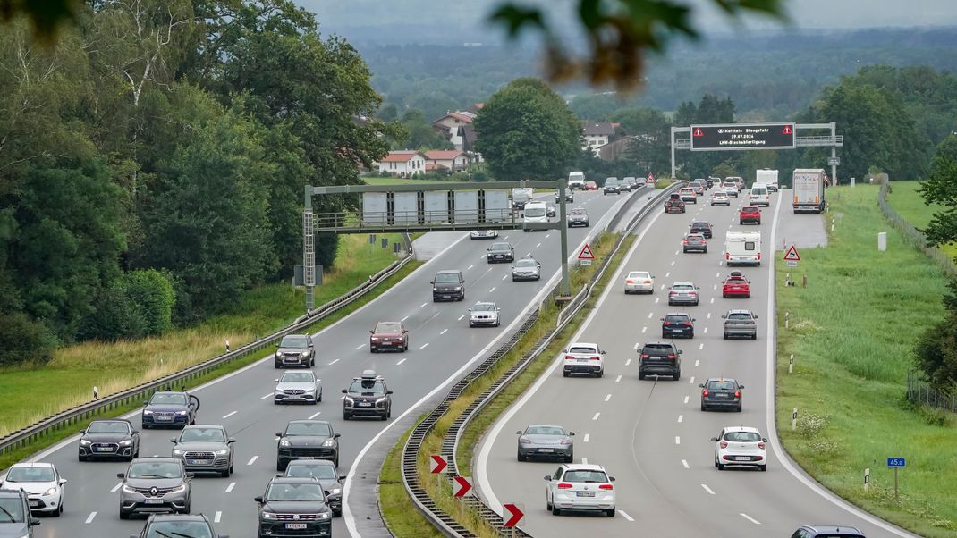 Stockender Verkehr auf der Autobahn A8 München-Salzburg zwischen Bad Aibling und dem Irschenberg.