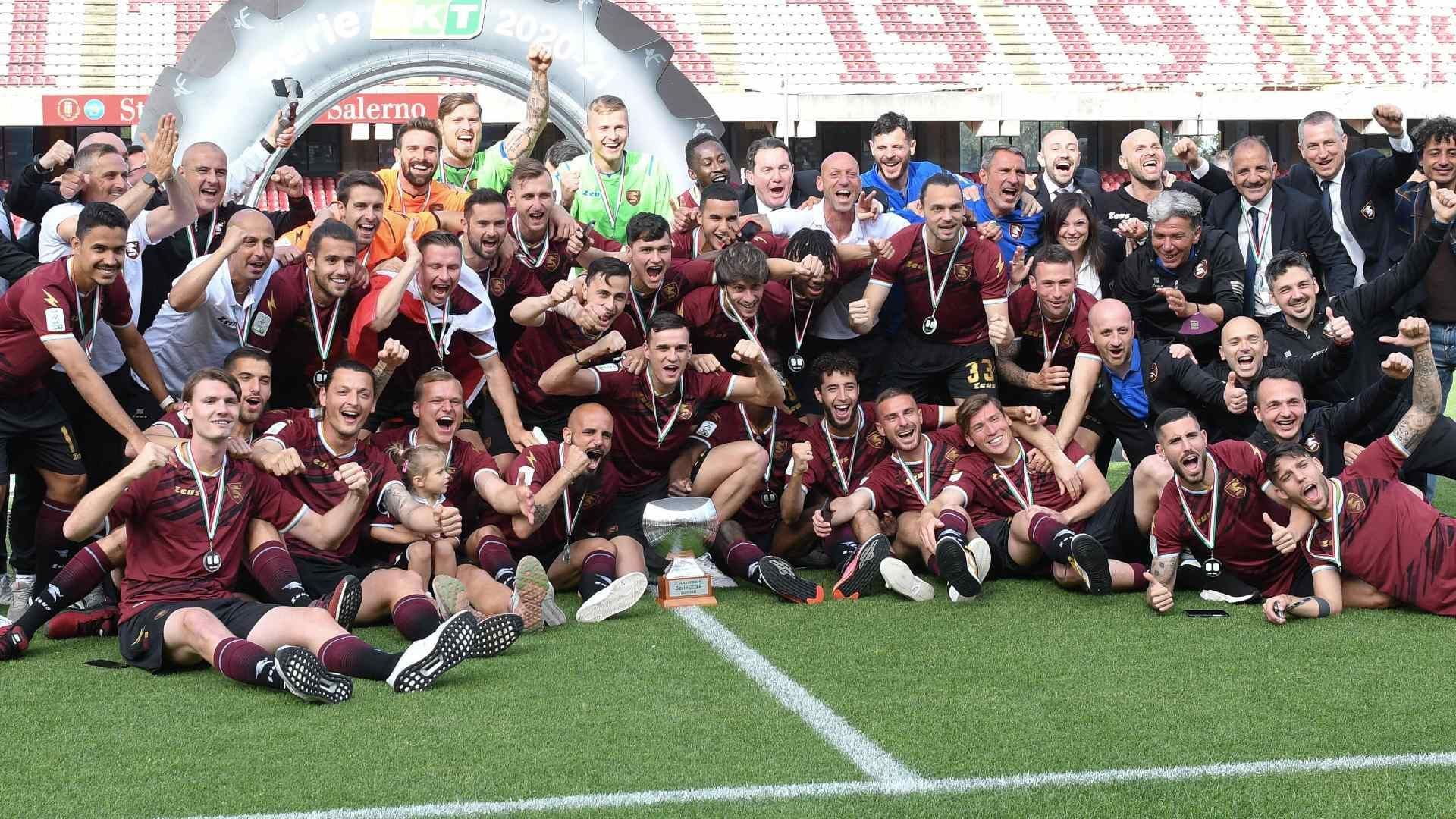 
                <strong>US Salernitana 1919 (Italien) </strong><br>
                Nach fast dreißig Jahren gelang dem US Salernitana zum dritten Mal in der Vereinsgeschichte der Aufstieg in die Serie A. Das Team von Fabrizio Castori konnte sich als Zweiter hinter Empoli als direkter Aufsteiger qualifizieren. Für die Mannschaft aus der kleinen Stadt Salerno im Süden Italiens ist dies einer der größten Triumphe in der Klubgeschichte. 
              