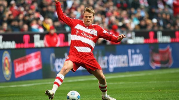 
                <strong>Christian Lell</strong><br>
                Der gebürtige Münchner Christian Lell durchlief sämtliche Nachwuchsmannschaften des FC Bayern, ehe der damals 19-Jährige im Sommer 2004 für zwei Jahre an den 1. FC Köln ausgeliehen wurde. Der flexible Defensivmann entwickelte sich bei den Domstädtern zu einem ordentlichen Bundesliga-Spieler. Nach seiner Rückkehr kam Lell in den Jahren 2007 bis 2009 unter den Trainern Ottmar Hitzfeld und Jürgen Klinsmann regelmäßig zu Einsätzen. Louis van Gaal hatte für das Eigengewächs jedoch keine Verwendung, was wohl auch der Grund war, wieso Lell 2010 zu Hertha BSC weiterzog. Heute ist Lell als Spielerberater tätig.
              