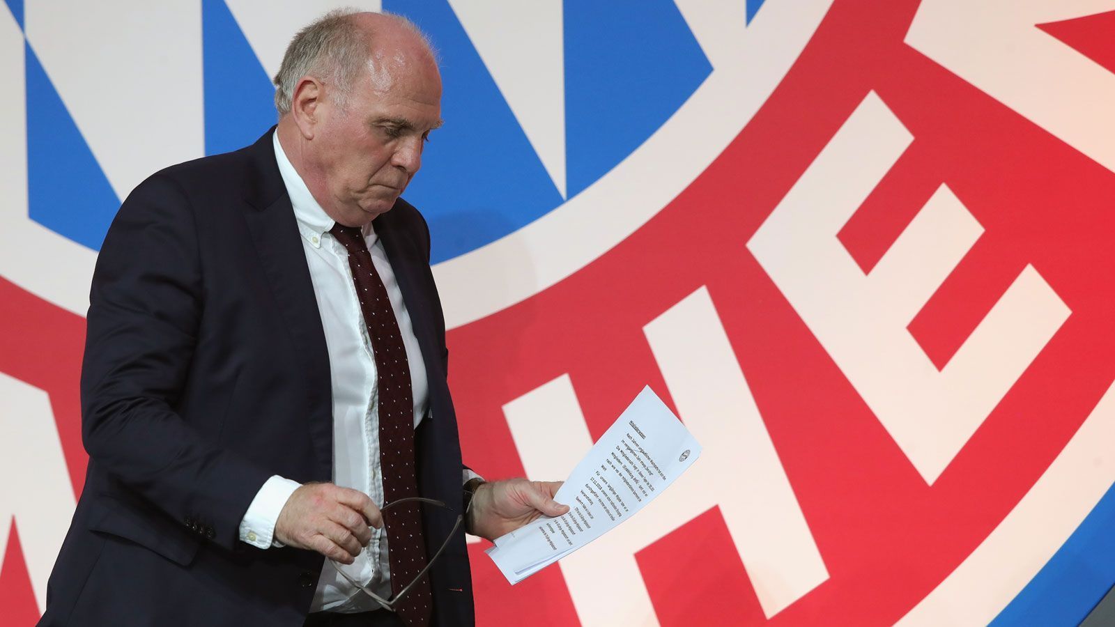 
                <strong>3. These: Uli Hoeneß tritt aus Protest zurück</strong><br>
                Präsident Uli Hoeneß fühlt sich von der Leistung seiner Mannschaft persönlich beleidigt. Und von den Fans sowieso. Diese Querulanten haben von Beginn an über den zu dünnen Kader gemotzt. Grundlos. Und die Stimmung in der Allianz Arena war auch wieder schlecht. "An eurer Scheiß-Stimmung seid ihr doch selber schuld?" Moment, falscher Text. "Es war mir eine Ehre", bedankt sich Hoeneß, verdrückt ein Tränchen und tritt bei der Jahreshauptversammlung mit viel Pathos und sofortiger Wirkung zurück. Eine Ära geht zu Ende. Irgendwie traurig.
              