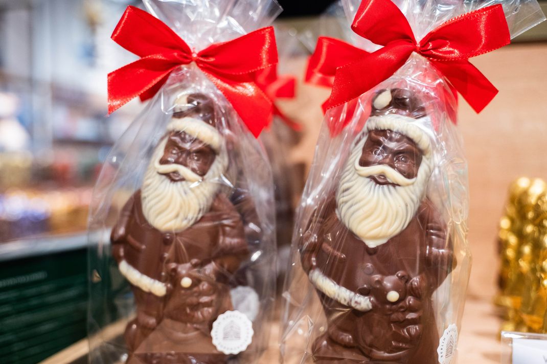 Der Klassiker vor dem Fest: Schokoweihnachtsmänner stehen längst im Supermarktregal.