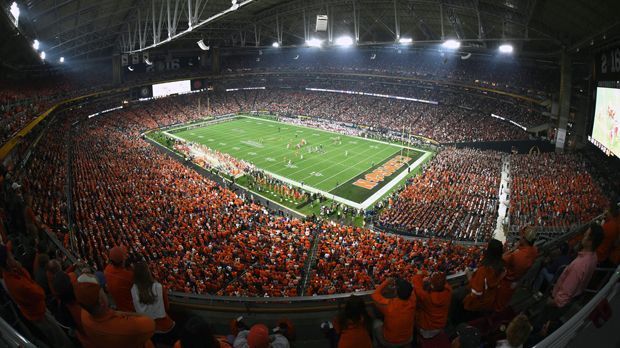 
                <strong>University of Phoenix Stadium (Glendale)</strong><br>
                University of Phoenix Stadium (Glendale): Dieses Stadion ist im Vergleich zum Rose Bowl quasi ein Neubau, wurde erst 2006 eröffnet. Im University of Phoenix Stadium finden 63.400 Zuschauer Platz. Damit ist es eines der kleinsten Copa-Spielstätten. Bekannt ist das Stadion als Heimstätte des NFL-Teams Arizona Cardinals. Der Super Bowl XLIX (2015) fand in Glendale statt und auch beim Gold Cup 2015 diente das Stadion als Spielort. Bei der Copa America wird dort unter anderem das Spiel um Platz 3 ausgetragen.
              