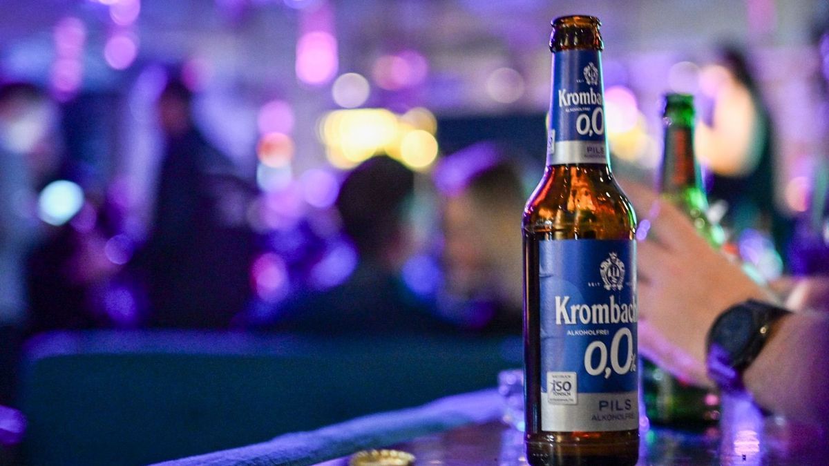 Alkoholfreies Bier bei einer Party