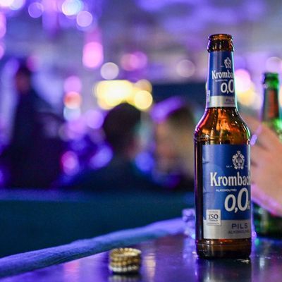 Alkoholfreies Bier bei einer Party