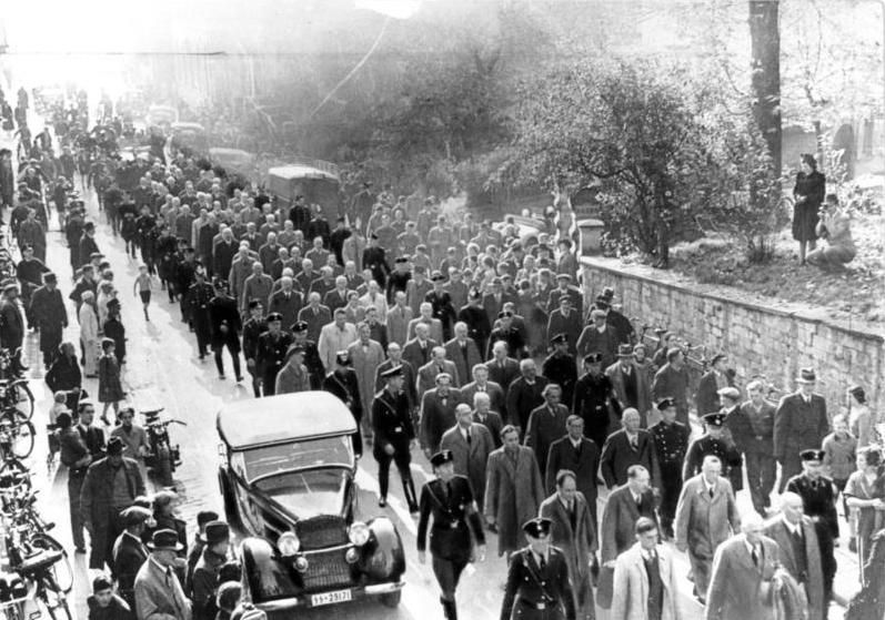 Nach dem faschistischen antisemitischen Pogrom vom 9. und 10. November 1938 wurden etwa 30.000 Juden verhaftet und in Konzentrationslager verschleppt.