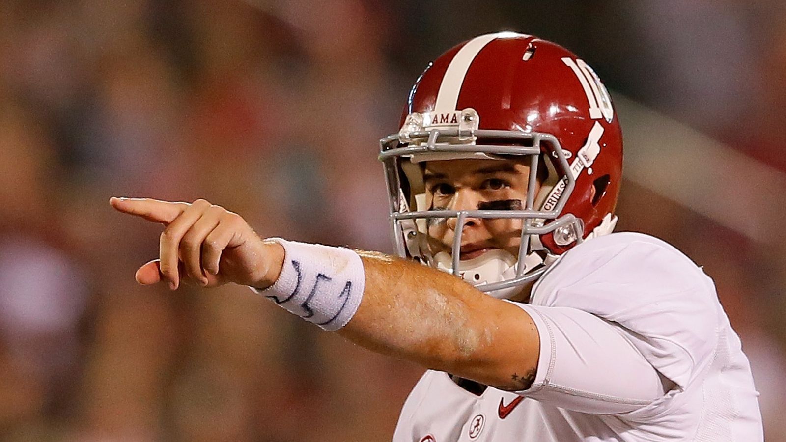 
                <strong>Einer der besten Quarterbacks der Schulgeschichte ist...</strong><br>
                AJ McCarron. Mit 8.969 Karriere-Yards gewann McCarron zwei National-Championships als Starter und insgesamt 36 Spiele. Wem der Name nun gar nichts sagt: Der College-Star konnte sich in der NFL nie richtig durchsetzen, wurde 2014 von den Cincinnati Bengals gedraftet, spielte zwischendurch als Reservist in Buffalo und Oakland und ist inzwischen Backup bei den Houston Texans von Deshaun Watson.
              