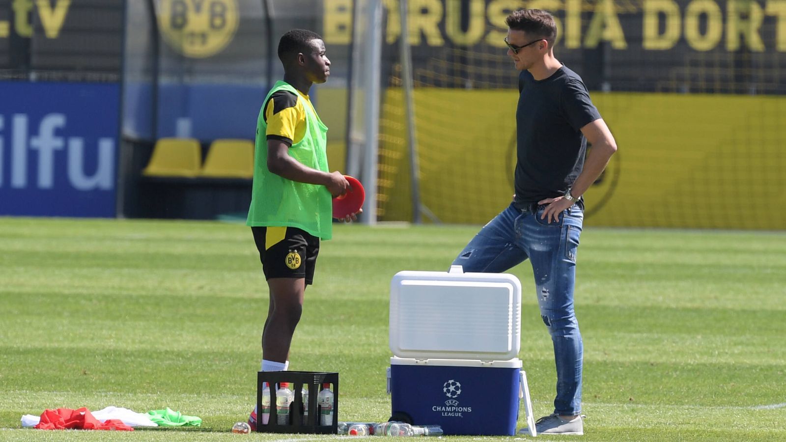 
                <strong>Sebastian Kehl will "zeitnahe" Entscheidung</strong><br>
                Wie Sportdirektor Sebastian Kehl zu Trainingsbeginn der "Westdeutschen Allgemeinen Zeitung" mitteilte, will Borussia Dortmund so schnell wie möglich ein Ende des Transferpokers um Youssoufa Moukoko. "Wir möchten die Entscheidung natürlich recht zeitnah herbeiführen", sagte der ehemalige BVB-Kapitän. "Für alle Beteiligten ist es wichtig, Klarheit zu haben."
              