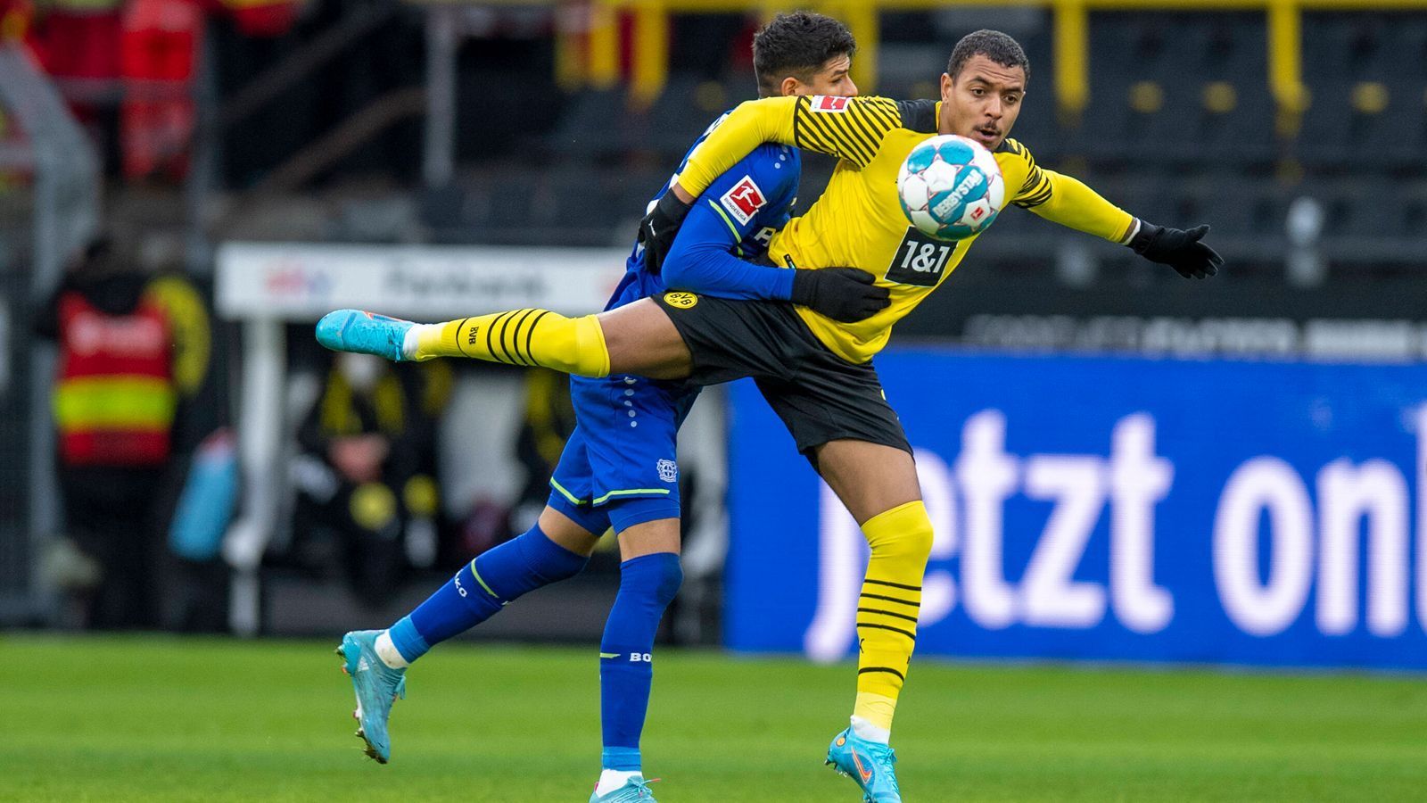 
                <strong>Donyell Malen</strong><br>
                Kaum gesucht, kaum gefunden: Für ihn ist die erste Halbzeit eine zum Vergessen, er nimmt kaum am Spiel teil, hängt in der Luft. Zeigt bei einem strammen Schuss in der 57. Minute, dass er noch mitspielt. Danach taucht er wieder ab. Wird in der 79. Minute erlöst. ran-Note: 6
              