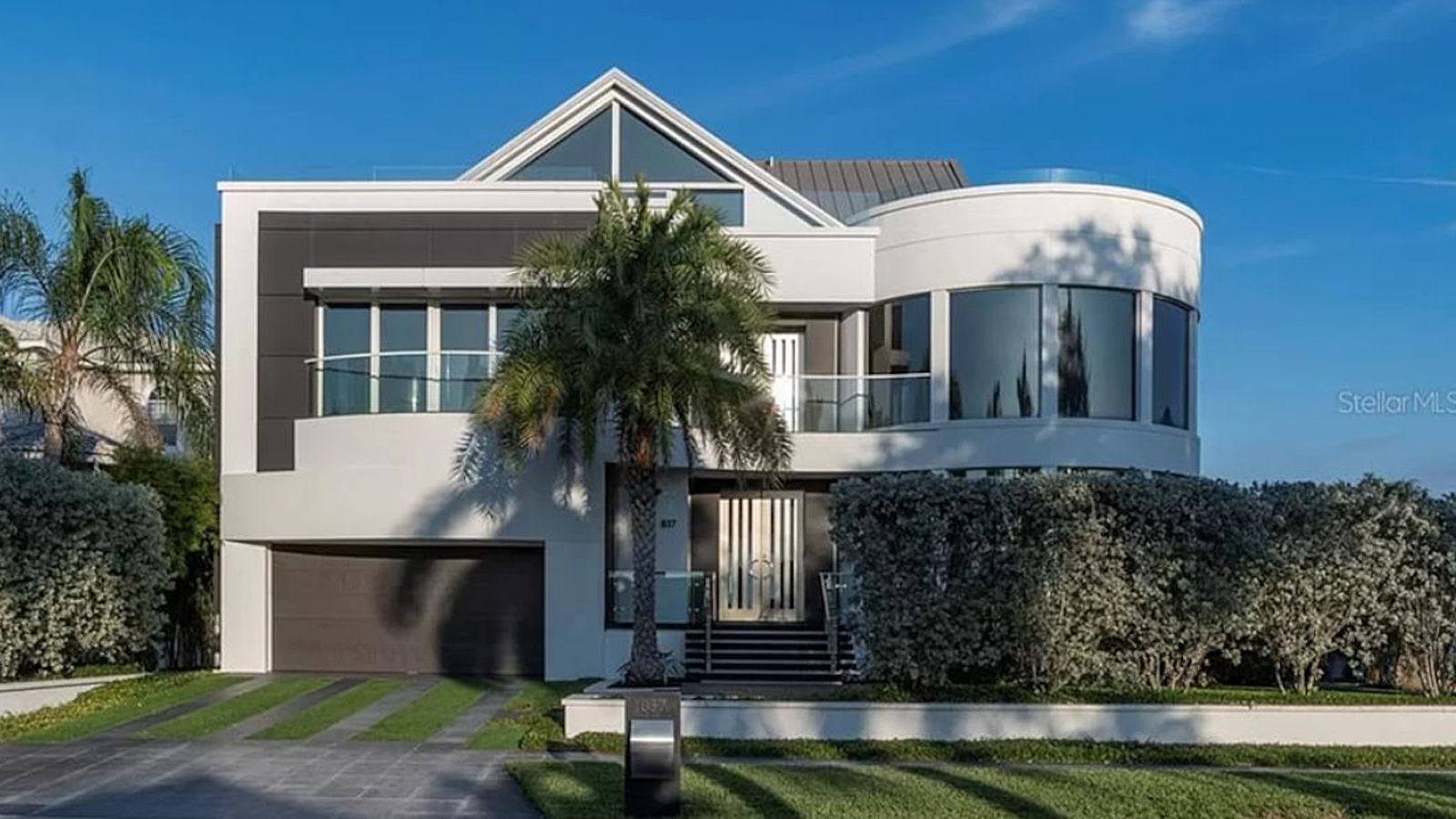 
                <strong>In Tampa: Die neue Villa von Gisele Bündchen und Tom Brady</strong><br>
                Die Ansicht von der Zufahrt aus. Das Anwesen liegt in einer abgeschirmten, privaten Community in der Tampa-Area.
              