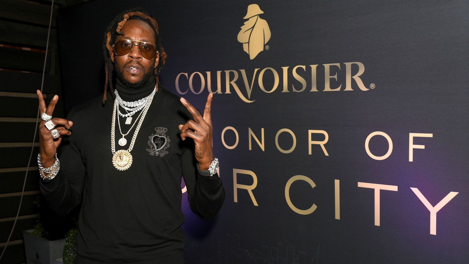 
                <strong>2 Chainz (Rapper)</strong><br>
                Rapper 2 Chainz drückt den Rams die Daumen, glaubt aber nicht wirklich an einen Erfolg. "Es geht gegen den GOAT. Das haben wir doch schon so oft gesehen. Wir wissen, was Brady mit den Falcons vor zwei Jahren gemacht hat. Es ist wie ein Film, bei dem du das Ende schon kennst. Ich hoffe einfach nur auf ein anderes Ende."
              
