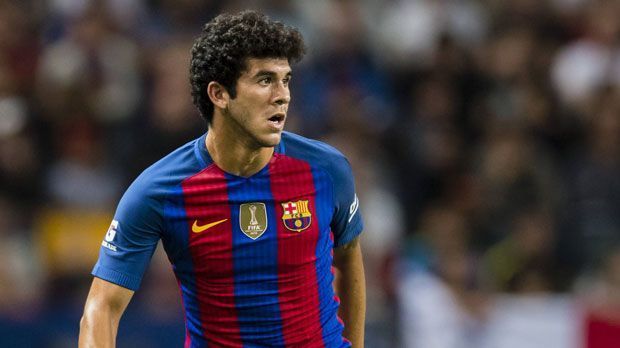 
                <strong>Carles Alena (18)</strong><br>
                Carles Alena (18): Der Linksfuß, der sich im zentralen Mittelfeld am wohlsten fühlt, wird als das größte Nachwuchs-Talent gehandelt. Alena kam bereits als Achtjähriger zu "La Masia" und durchlief beim FC Barcelona alle Jugendmannschaften. Der 18-Jährige schnupperte bereits Profi-Luft. In der vergangenen Saison stand er im A-Kader für das Halbfinale der "Copa del Rey" gegen den FC Valencia. In der Champions-League-Saison 2016/17 schaffte er es auf die B-Liste. Diese umfasst Jungspieler, die nach dem 1. Januar 1995 geboren wurden und mindestens zwei Jahre ununterbrochen bei Barca unter Vertrag standen.
              