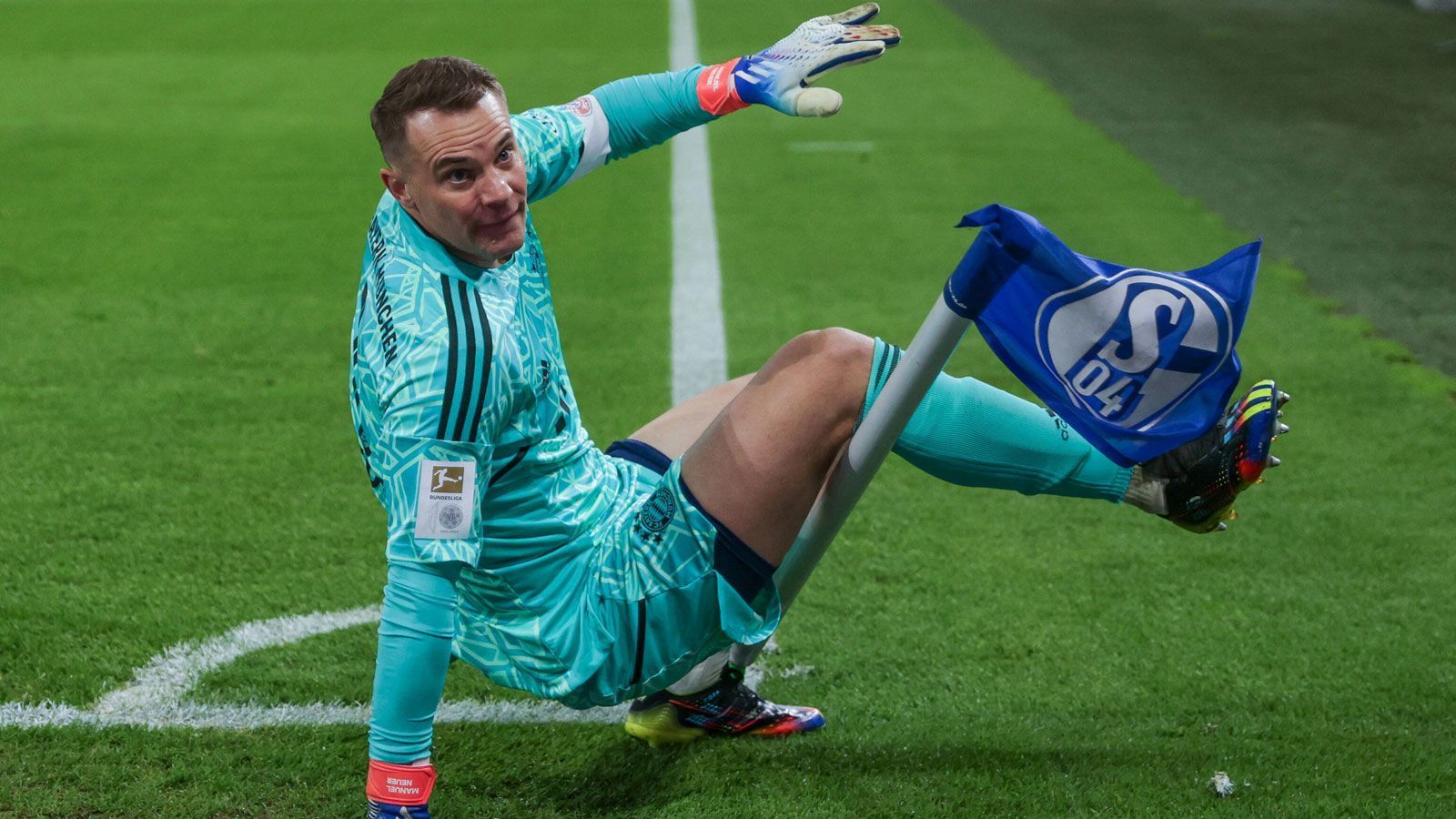 
                <strong>Manuel Neuer</strong><br>
                Der deutsche Nationalkeeper ist tief im Westen mehr oder weniger beschäftigungslos. Muss einmal ernsthaft gegen Marius Bülter eingreifen, fällt ansonsten maximal durch den einen oder anderen Ausflug raus aus seinem Strafraum und so manches knifflige Dribbling am eigenen Fünf-Meter-Raum auf. Ein ruhiger Abend für den Ex-Schalker. ran-Note: 3
              