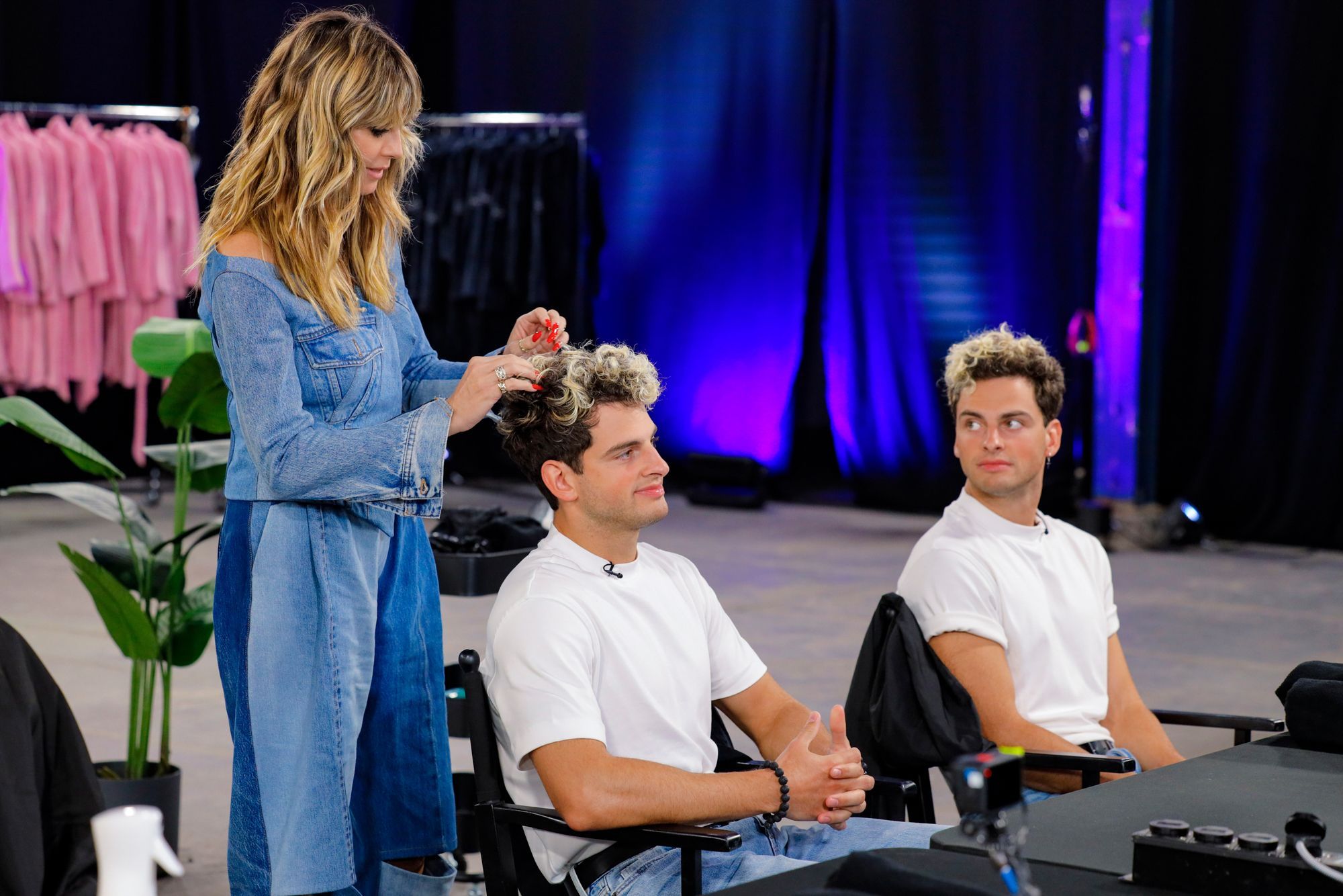 Umstyling-Premiere bei GNTM: Zum ersten Mal bekommen Männer von Heidi Klum ein Makeover. Müssen auch die Zwillinge Luka und Julian Haare lassen?