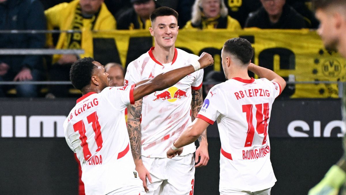 Fussball, Bundesliga, Deutschland, Herren, Saison 2024 2025, 9. Spieltag, Signal Iduna Park Dortmund: Bor. Dortmund - RB Leipzig; Jubel Benjamin Sesko (RBL) nach seinem Tor zum 0:1, zusammen mit Lo...