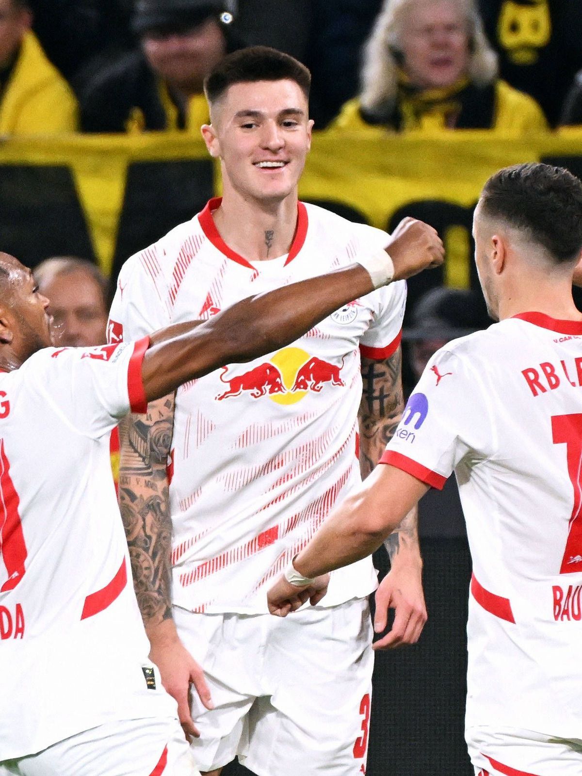 Fussball, Bundesliga, Deutschland, Herren, Saison 2024 2025, 9. Spieltag, Signal Iduna Park Dortmund: Bor. Dortmund - RB Leipzig; Jubel Benjamin Sesko (RBL) nach seinem Tor zum 0:1, zusammen mit Lo...