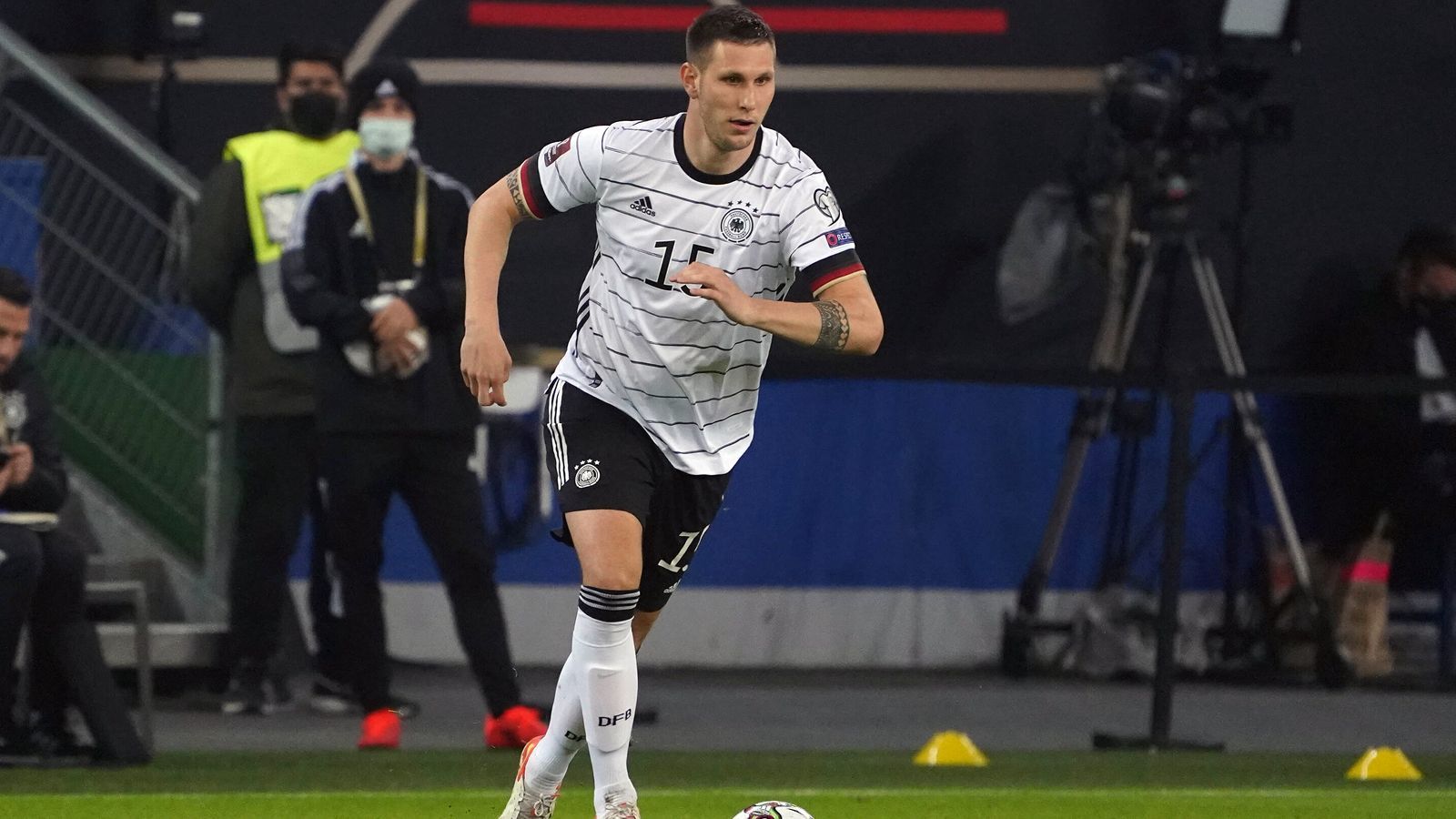 
                <strong>Niklas Süle</strong><br>
                Schaltet sich immer wieder offensiv ein. Mit seiner Wucht nur schwer zu stoppen, manchmal aber etwas ungestüm in seinen Vorstößen. Defensiv klärt er kurz nach der Pause in höchster Not gegen Puskas und leistet sich ansonsten keine Fehler. ran-Note: 2
              