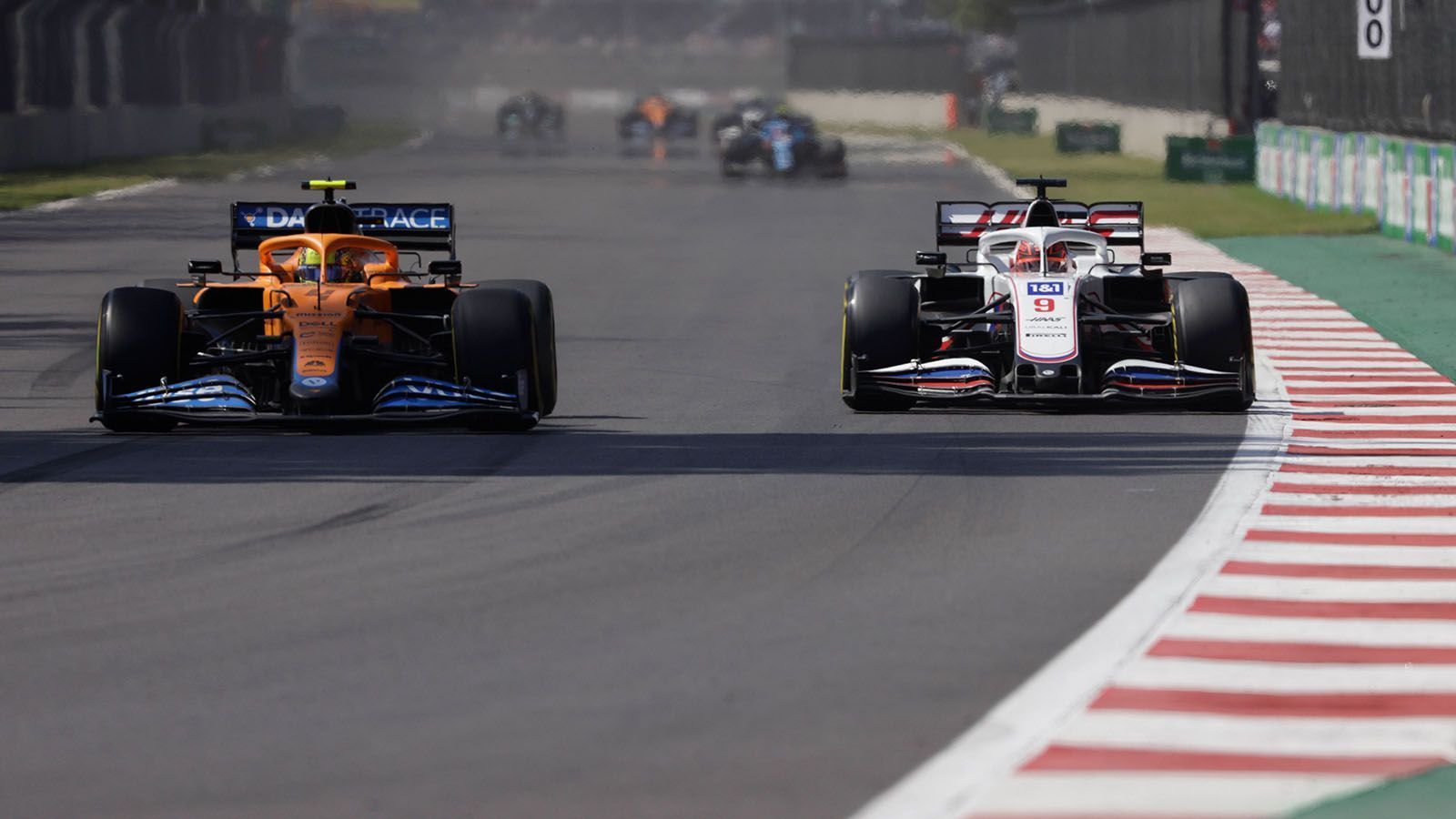 
                <strong>Verlierer: McLaren</strong><br>
                Das große Ziel von McLaren ist Rang drei in der Konstrukteurswertung im Duell mit Ferrari. Doch der Mexiko-Grand-Prix war bei diesem Ziel nicht wirklich hilfreich. Lando Norris musste eine Strafe in Kauf nehmen und startete von hinten. Daniel Ricciardo hatte in der Startphase etwas Pech, sodass es gerade einmal ein Pünktchen durch Norris für McLaren gab. 
              