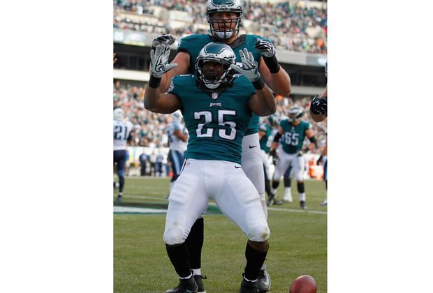 
                <strong>Philadelphia Eagles - Tennessee Titans 43:24</strong><br>
                Kleiner Mann ganz groß: LeSean McCoy und die Eagles feiern ihren achten Saisonsieg. Das Duell um die NFC-East-Krone gegen Dallas kommenden Donnerstag kann also kommen.
              