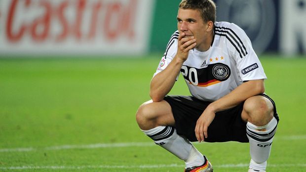 
                <strong>EM 2008 (Lukas Podolski)</strong><br>
                EM 2008: Mit einem ganz neuen Modell tritt das Team von Trainer Jogi Löw in Österreich und der Schweiz an. Mit dem hauptsächlich schwarzen Bruststreifen schaffen sie es bis ins Finale. Im Endspiel müssen sich Lukas Podolski und Co. aber gegen Spanien geschlagen geben.
              