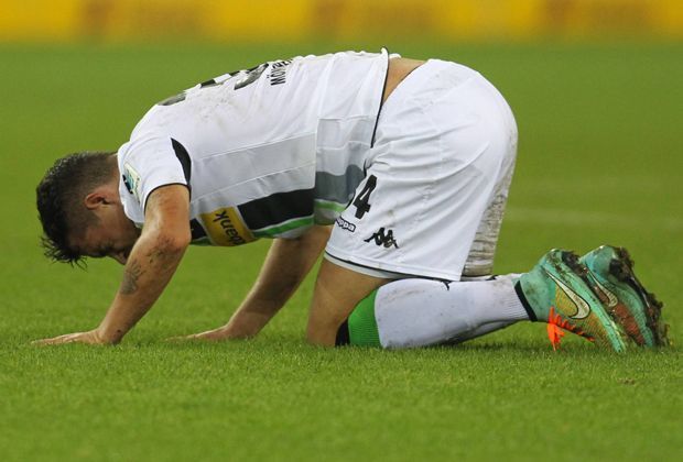 
                <strong>Xhaka zurück auf dem Platz</strong><br>
                Weil Gladbach schon drei Mal gewechselt hat, humpelt der Schweizer zurück auf den Platz. Xhaka hat aber starke Schmerzen und lässt sich erneut zu Boden fallen. Und jetzt geht das Theater los, denn die Bayern wittern Zeitspiel.
              