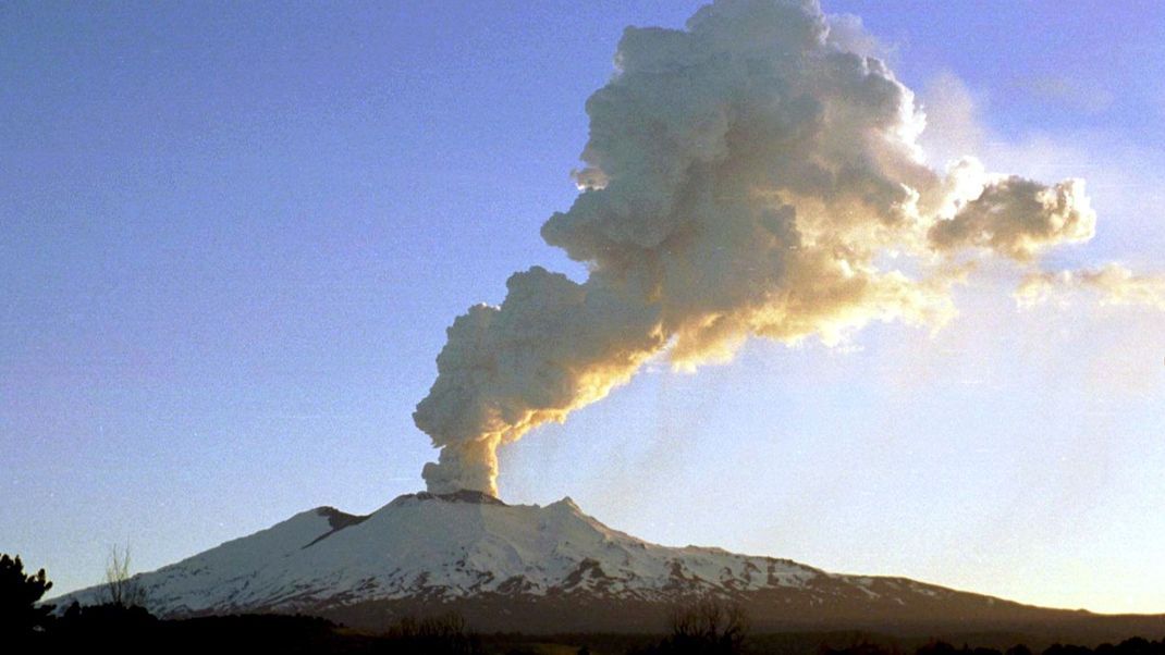Der neuseeländische Vulkan Ruapehu schickt eine Aschewolke 10.000 Meter hoch in die Luft und verteilt den Schutt bis zu 70 Kilometer weit, als der Berg am 27. September wieder zum Leben erwacht.