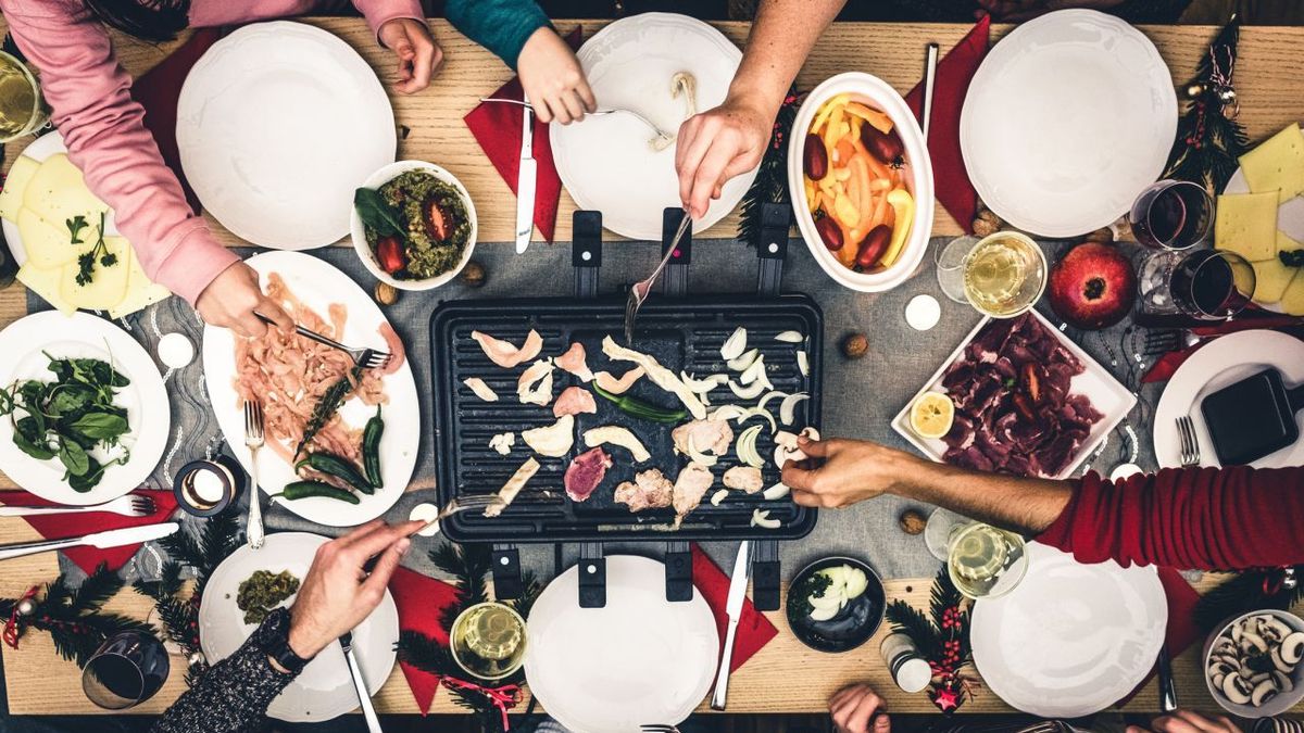 Raclette Ist Ein Beliebtes Essen Zu Silvester Gettyimages 1200951620