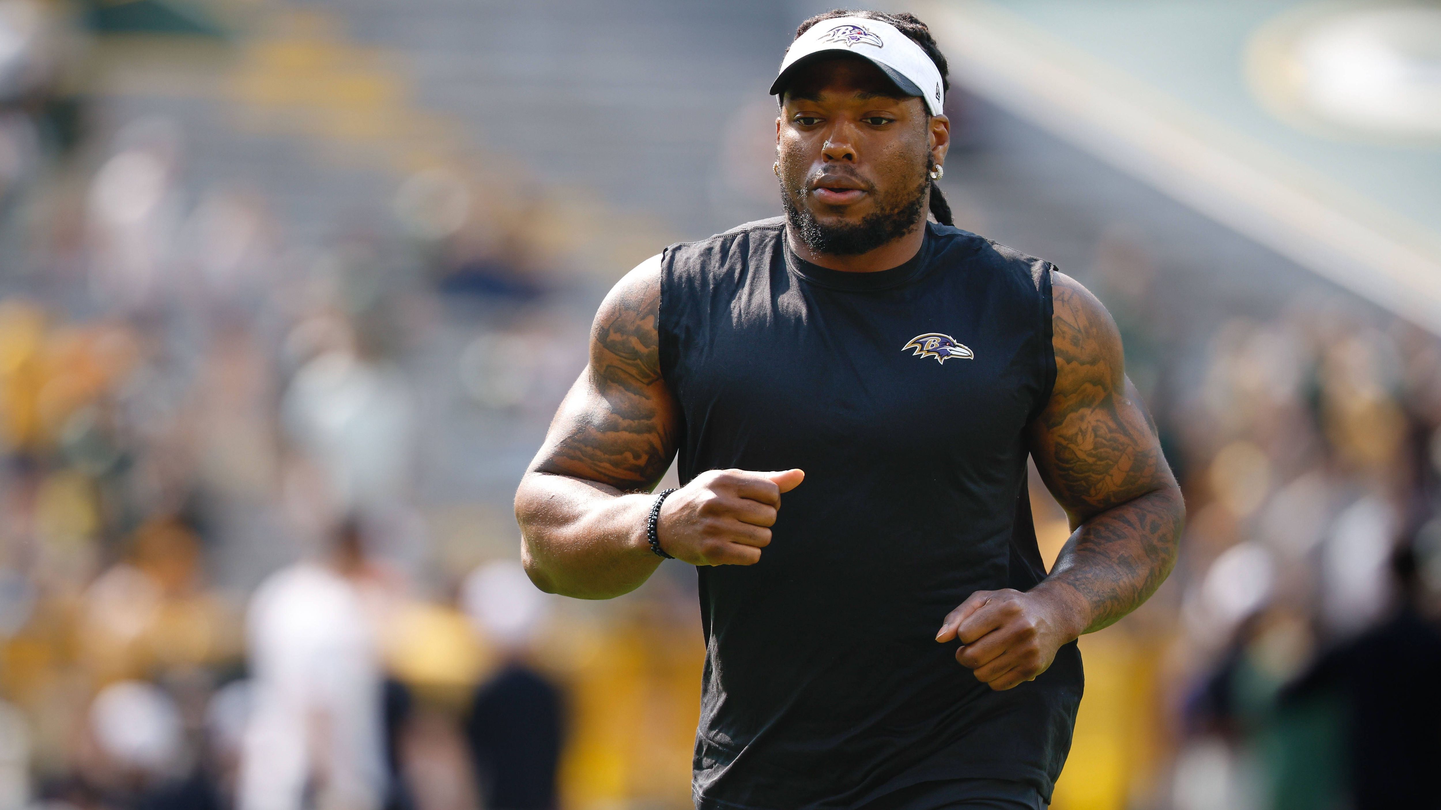 <strong>Derrick Henry (Baltimore Ravens; Running Back)</strong><br>Über Jahre lieferte Derrick Henry hinter einer bestenfalls durchschnittlichen O-Line in Tennessee überragende Zahlen ab. Jetzt kommt er zu den Ravens, wo die offensiven Umstände deutlich besser sind. Zwar hat der menschliche Bulldozer inzwischen 30 Lenze auf dem Buckel und mit Lamar Jackson einen Quarterback, der selbst gerne läuft. Aber jeder NFL-Fan sollte sich darauf freuen, Henry in dieser Offense zu sehen.