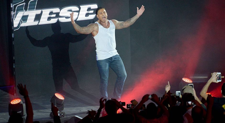 
                <strong>Tim Wiese</strong><br>
                Was für ein Abend für Tim Wiese. In München gab der ehemalige Nationalkeeper sein Debüt als WWE-Wrestler. Gemeinsam mit Sheamus und Antonio Cesaro trat er in einem Tag-Team-Match als "The Machine" gegen die "Shining Stars" und Bo Dallas an. Unter großem Applaus wurde Wiese in der Halle begrüßt und schritt zu seinem ersten Duell im Ring. Dort ging es gleich mächtig zur Sache.
              