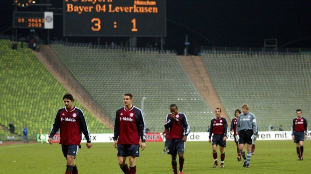 
                <strong>FC Bayern und Co.</strong><br>
                Stellvertretend für zahlreiche deutsche Klubs sei der FC Bayern genannt: Der Rekordmeister spielte damals noch im zugigen und ungemütlichen Olympiastadion. Die Event-Fans freuts, die Romantiker möglicherweise eher weniger.
              