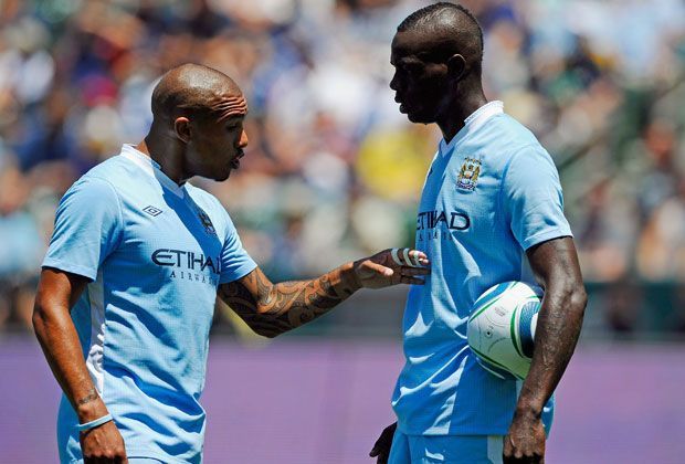 
                <strong>Der lockere Hackentrick</strong><br>
                2011: Alleine aufs Tor zulaufend, nahm Balotelli seine Großchance gegen LA Galaxy ein wenig zu locker. Statt den Ball aufs Tor zu schießen, versuchte er sich an einer Drehung mit Hackentrick. Der Ball kommt nicht einmal aufs Tor, Mancini wechselt den Italiener sofort nach der Aktion aus.
              