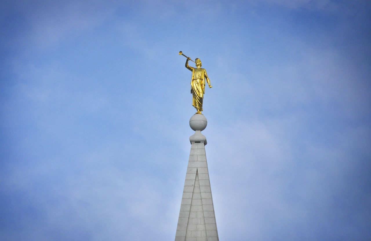Der Engel Moroni, ein Prophet aus dem Buch Mormon, bläst in eine Posaune. Statuen des Engels stehen auf der Spitze fast aller Tempel.