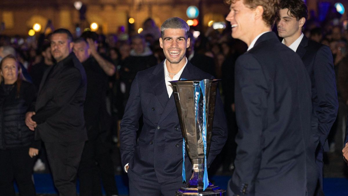 Alcaraz (l.) fordert Sinner