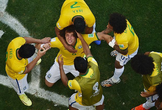 
                <strong>Brasilien vs. Chile (4:3 n.E.): Falsche Feier</strong><br>
                David Luiz lässt sich nach dem 1:0 für Brasilien feiern wie der Erlöser der Nation - dabei war es ein Eigentor.
              