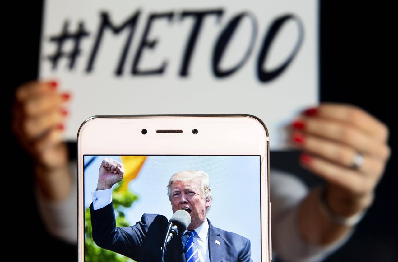 Mindestens 27 Frauen werfen Trump öffentlich vor, sie sexuell belästigt oder gar missbraucht zu haben. Im Präsidentschaftswahlkampf wird eine Videoaufzeichnung bekannt, auf der Trump damit prahlt, Frauen sexuell zu belästigen.