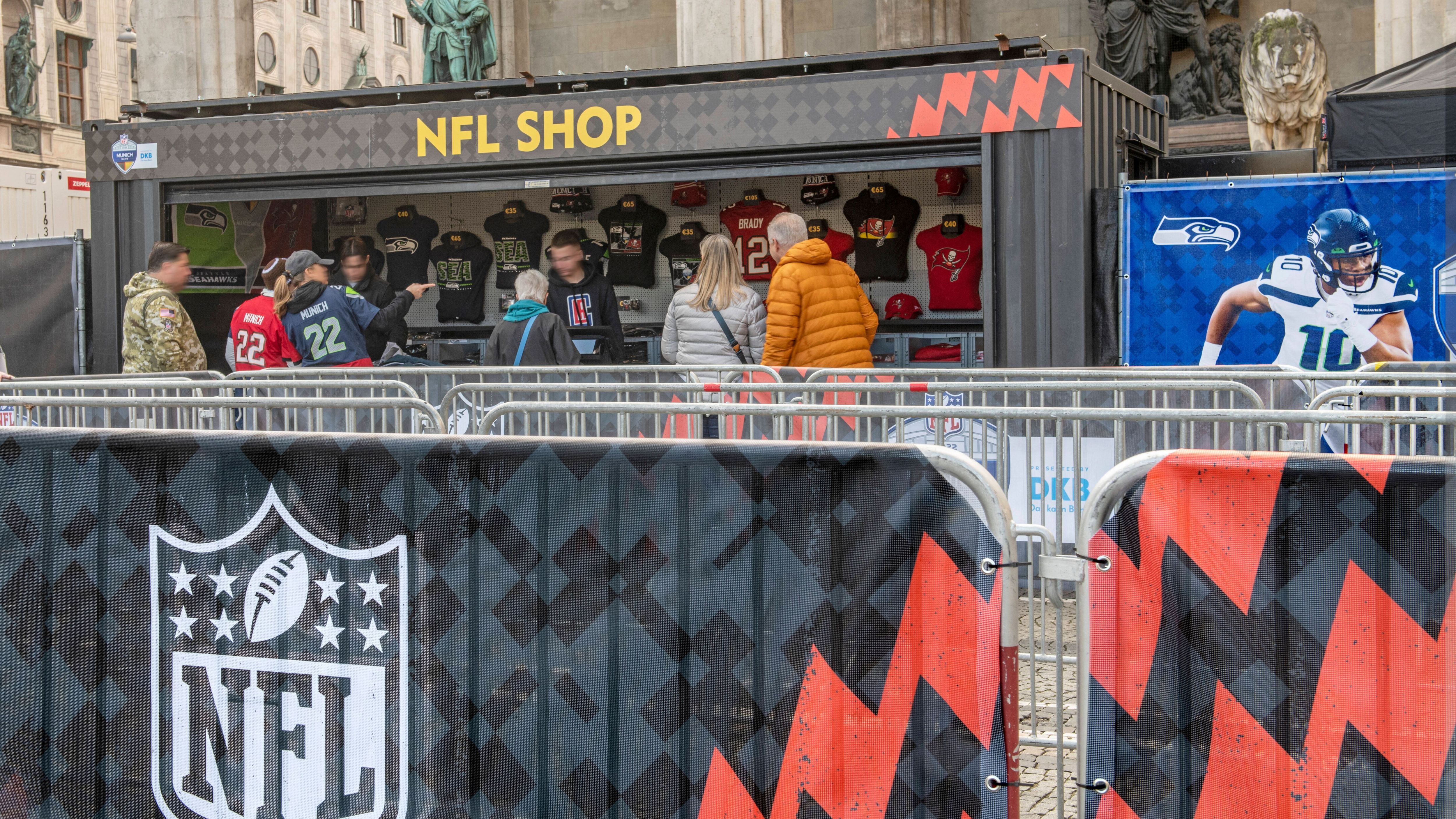 <strong>Merchandise in München</strong><br>Der eine Shop in München vor dem Stadion war nicht nur bereits Stunden vor dem Kickoff komplett überfüllt - die Warteschlange maß bereits um 10 Uhr mehrere Hundert Meter. Er war auch sehr dürftig bestückt: Der ohnehin schon sehr kleine Bestand umfasste fast nur Fan-Artikel der Seahawks und Buccaneers, Anhänger anderer Teams - und die gibt es bei jedem Spiel der NFL International Series in Massen - gingen quasi leer aus.