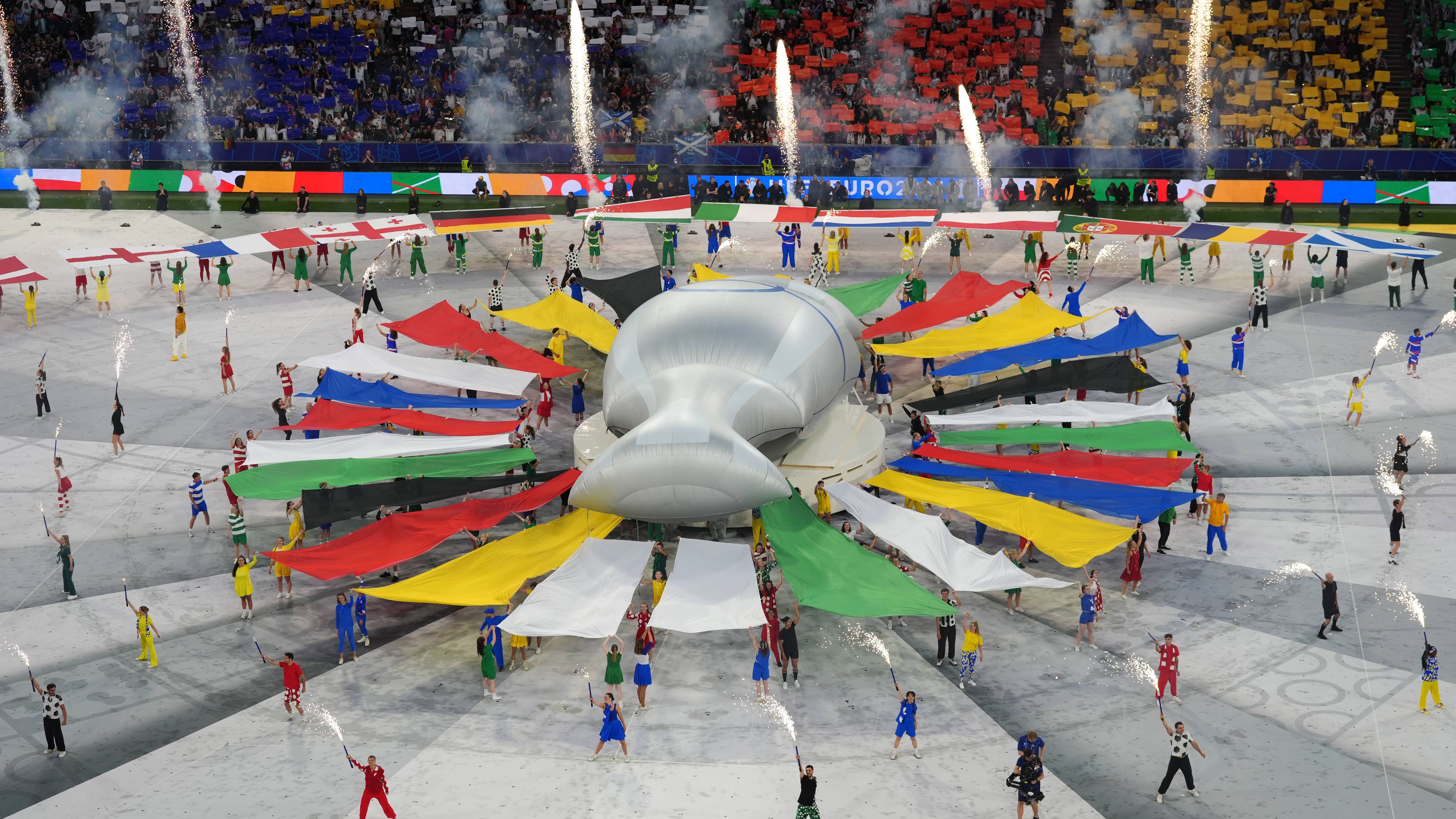 <strong>Feuerwerk schon bevor der erste Ball rollt</strong><br>Mit eines der Highlights der etwa zehnminütigen Eröffnungszeremonie war ein kleines Feuerwerk in der Allianz Arena.&nbsp;