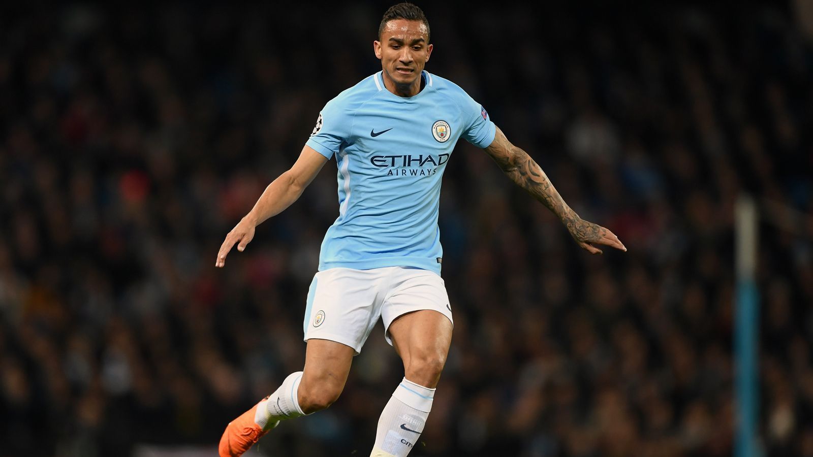 
                <strong>Danilo (Manchester City)</strong><br>
                Real Madrid überwies im Sommer 2015 kolportierte 31,5 Millionen Euro für den Brasilianer Danilo an den FC Porto. Der Rechtsverteidiger machte bei den Königlichen Daniel Carvajal seinen Stammplatz eine Weile streitig. In den folgenden zwei Jahren machte Danilo immerhin 56 Spiele für die "Königlichen", ehe der Südamerikaner 2017 auf die Insel zu Manchester City weiter zog. In der Vorsaison machte der 27-Jährige immerhin 23 Premier-League-Spiele für den amtierenden Meister. In der laufenden Spielzeit hat der noch bis 2022 gebundene Danilo jedoch Verletzungsprobleme, weshalb er noch auf sein Saisondebüt in Englands Oberhaus warten muss. 
              