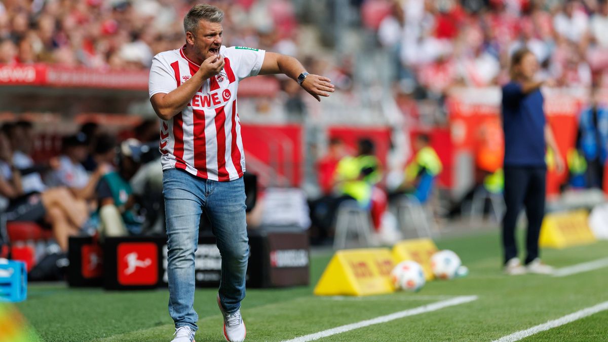 Lukas Kwasniok (Trainer 1.FC Koeln) an der Seitenlinie, FSV Mainz 05 vs 1.FC Koeln, Fussball, Bundesliga, 1. Spieltag, Saison 2025 2026, 24.08.2025 DFB regulations prohibit any use of photographs a...