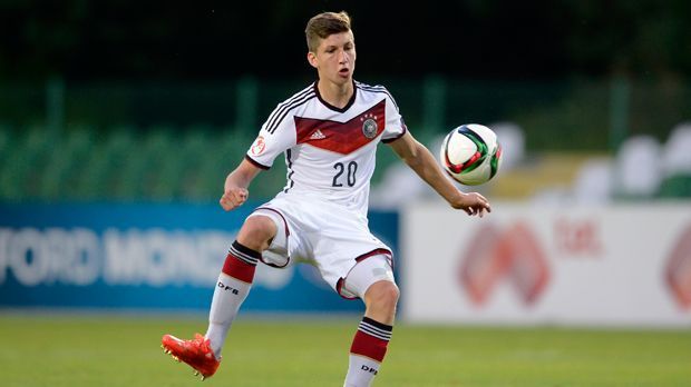 
                <strong>Mittelfeld: Vitaly Janelt</strong><br>
                Mittelfeld: Vitaly Janelt. Bei der EM wird Janelt nachnominiert und nutzt seine Chance gleich. Er kann den Coach überzeugen und gehört auch zum WM-Kader. Für die U19 von RB Leipzig bereitet der Mittelfeldspieler in sieben Partien gleich drei Tore vor und erzielt eins selbst.
              