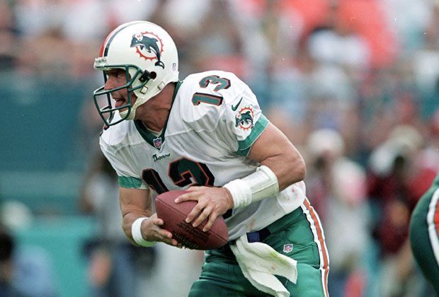 
                <strong>Miami Dolphins: Dan Marino</strong><br>
                Obwohl Dan Marino nie einen Super Bowl gewinnen konnte, hat er bei den Miami Dolphins Legenden-Status. Der Hall-of-Famer brach während seiner Karriere mehrere Rekorde und gilt als produktivster Passwerfer der NFL.
              