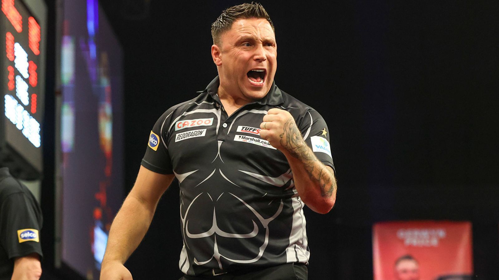 
                <strong>Gerwyn Price</strong><br>
                Natürlich gehört Gerwyn Price, immerhin die Nummer 1 der "Order of Merit" (dem äquivalent zur Weltrangliste), zu den Favoriten der WM. Der Gewinner von 2021 hat allerdings ein schwieriges Jahr hinter sich. Zwar konnte er die "World Series of Darts" gewinnen, stand aber nur bei einem weiteren Major-Turnier im Finale (World Matchplay). In der Premier League sorgte er am 17. Februar für eines der Highlights des Jahres, als er an einem Abend zwei 9-Darter warf (einen gegen Michael van Gerwen und einen gegen James Wade). Zudem gelang ihm 2022 ein Triumph auf der European Tour. Im Alexandra Palace will der "Iceman" nun seinen zweiten Weltmeisterschaftstitel holen.
              