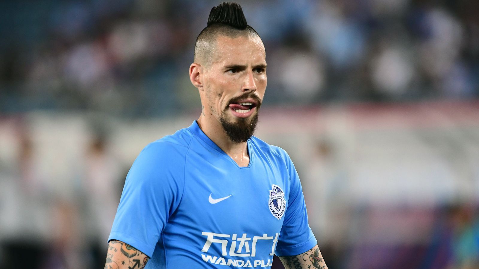 
                <strong>Marek Hamsik (Dalian Yifang)</strong><br>
                20 Millionen Euro Ablöse soll der damalige Underdog Dalian Yifang Anfang 2019 für die Dienste von Marek Hamsik an den SSC Neapel überwiesen haben. Der 31-jährige Slowake entpuppte sich als guter Griff für die Chinesen, die nach einem ganz schwierigen Vorjahr nun im gesicherten Mittelfeld der Tabelle zu finden sind. Hamsik kam bislang 14 Mal in der Super League zum Einsatz und verbuchte dabei zwei Treffer und zwei Vorlagen. Mit Rafael Benitez bekam der Nationalspieler zudem kürzlich einen prominenten, neuen Trainer. Der Spanier, der einst mit Liverpool Champions-League-Sieger wurde, soll laut "Sky Sports" 13,4 Millionen Euro pro Jahr verdienen - soviel zu den Dimensionen, von denen man in puncto Gehalt in China spricht.
              